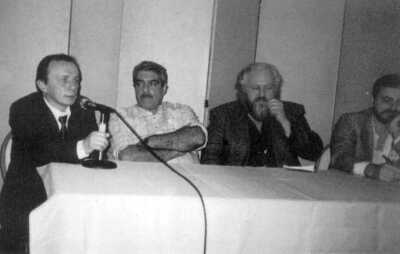 Слева направо: Андрей Арьев, Сергей Довлатов, Петр Вайль, Александр Генис. Фото Нины Аловерт. Ноябрь, 1989 г.